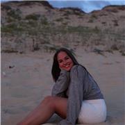 Professionelle Deutsch Lehrerin, die Kinder aller Altersgruppen unterrichtet